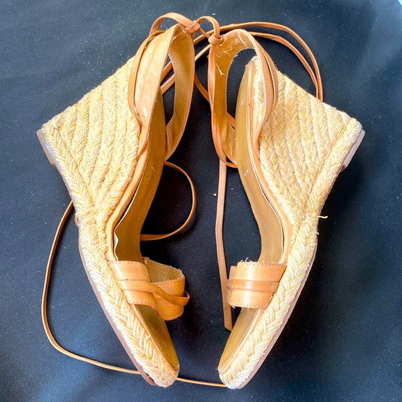 Summer woven sandals. ♻️ upcycle, recycle ♻️ it has a lot of potential. - Picture 3 of 7